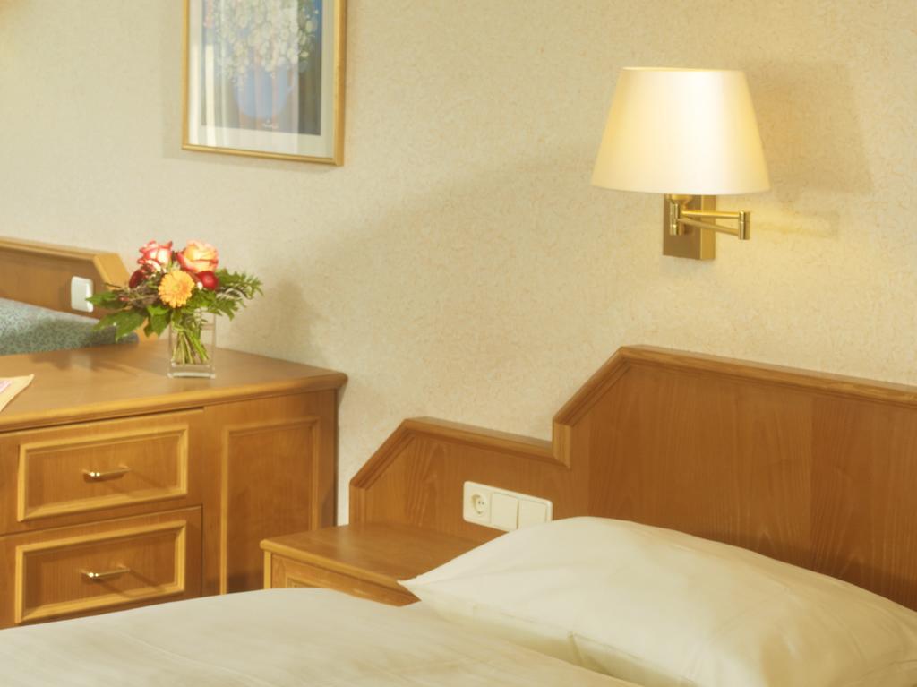 Hotel Loesch Pfaelzer Hof Römerberg Szoba fotó